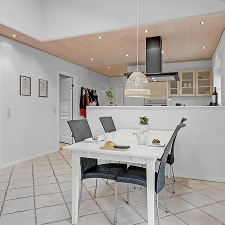 3 Bedroom Gorgeous In Rdby *
