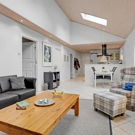 3 Bedroom Gorgeous In Rdby *